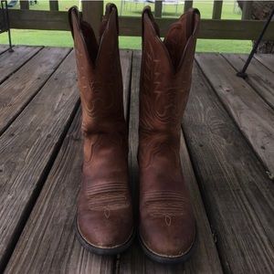 Ariat cowgirl boots size 6 Heritage round toe